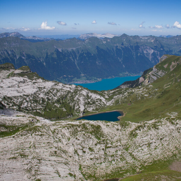 Berglandschaft mit dem türkisfarbenen See Blaui Glunta unter blauem Himmel.