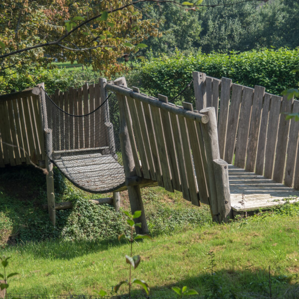 Holzbrücke mit Netz auf einer Wiese in Bünz