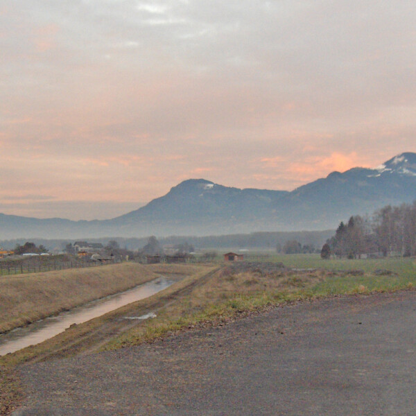 Kanal Stockalper Landschaft mit Bergen im Hintergrund bei Sonnenaufgang.