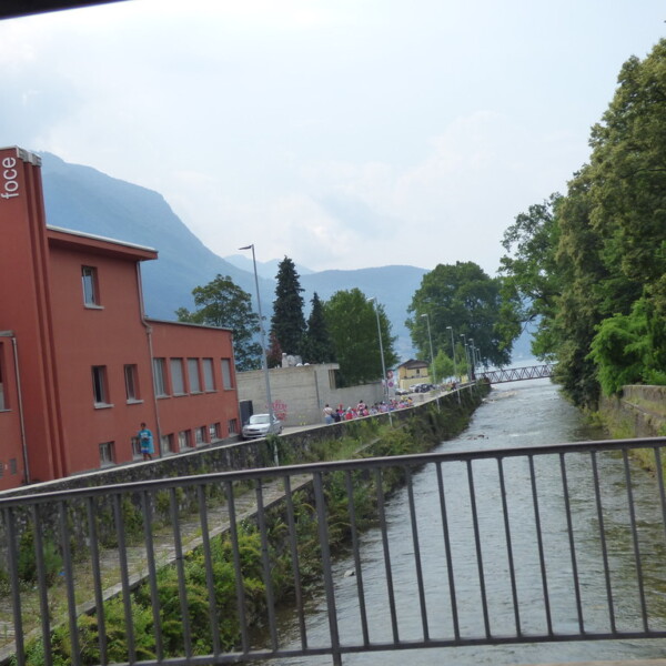 Cassarate: Fluss neben rotem Gebäude mit 