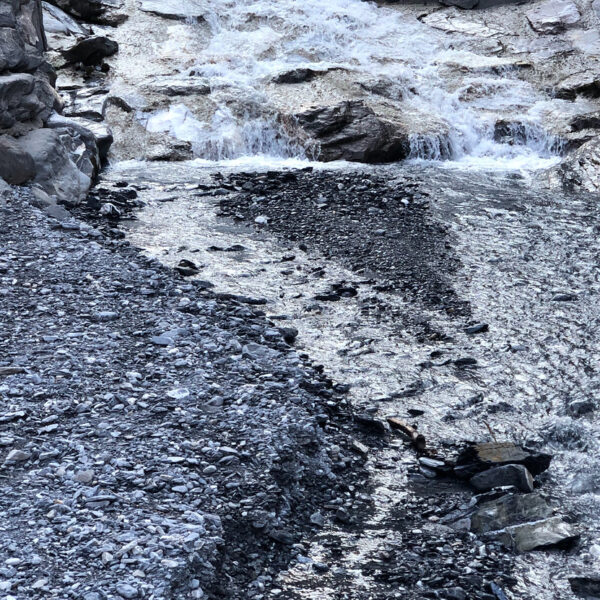 Fließender Bach über Felsen und Steine.