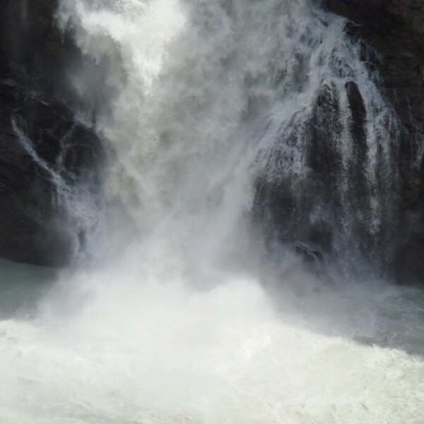 Tosende Wassermassen des Dixence Staudamms stürzen in die Tiefe.