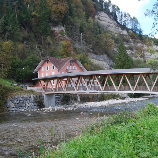 Brücke über die Emme zu einem Haus mit der Aufschrift 