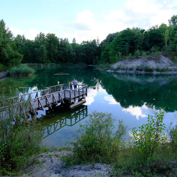Étang des Bouvières: Ruhiger See mit Steg und Spiegelung des Himmels, umgeben von Bäumen.