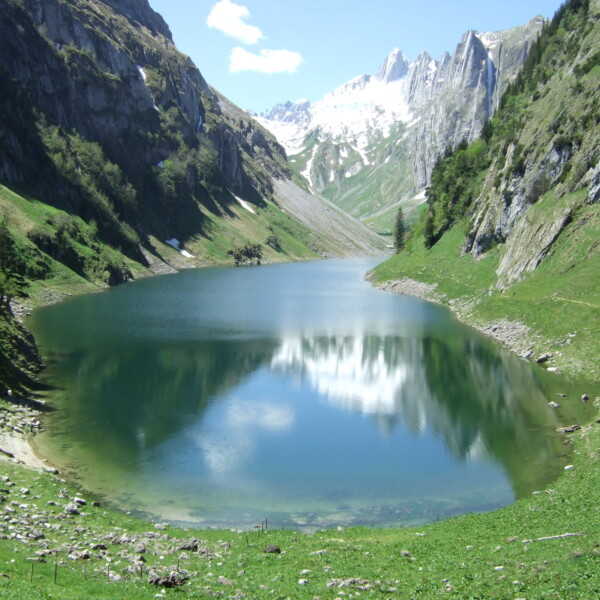 Fälensee See in den Schweizer Alpen mit Spiegelung der Berge im Wasser.