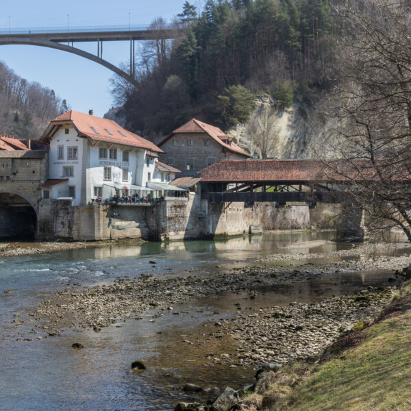 Galtera (Gottéron) mit mittelalterlicher Architektur, Brücke und Fluss in Freiburg, Schweiz.