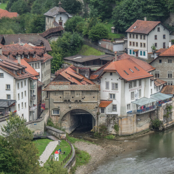 Galtera (Gottéron): Blick auf die mittelalterliche Architektur in Fribourg mit Fluss und Häusern.