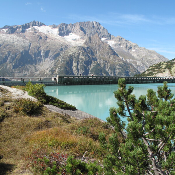 Gelmersee Stausee mit türkisfarbenem Wasser und Bergpanorama in der Schweiz.