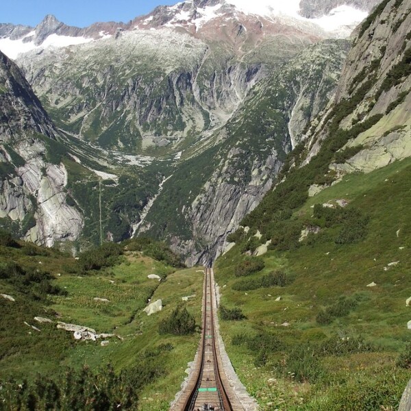 Gelmersee Standseilbahn-Gleise mit Bergpanorama im Hintergrund