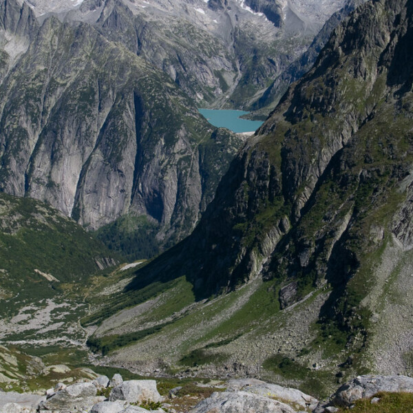 Gelmersee in den Schweizer Alpen: Berglandschaft mit türkisfarbenem See und schneebedeckten Gipfeln.