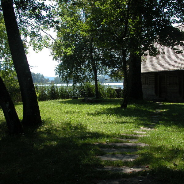 Haus am Gerzensee mit Gartenweg und Blick auf den See