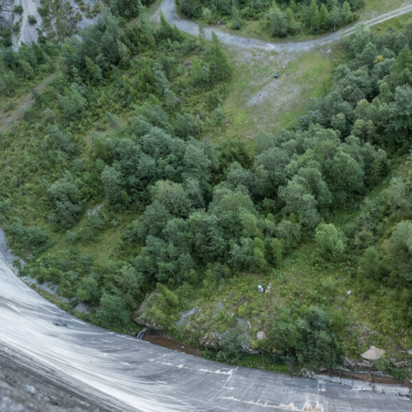 Gigerwaldsee Staumauer mit grüner Landschaft und Bäumen. Blick von oben.