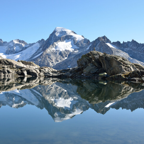Spiegelung der schneebedeckten Berge im Grätlisee.