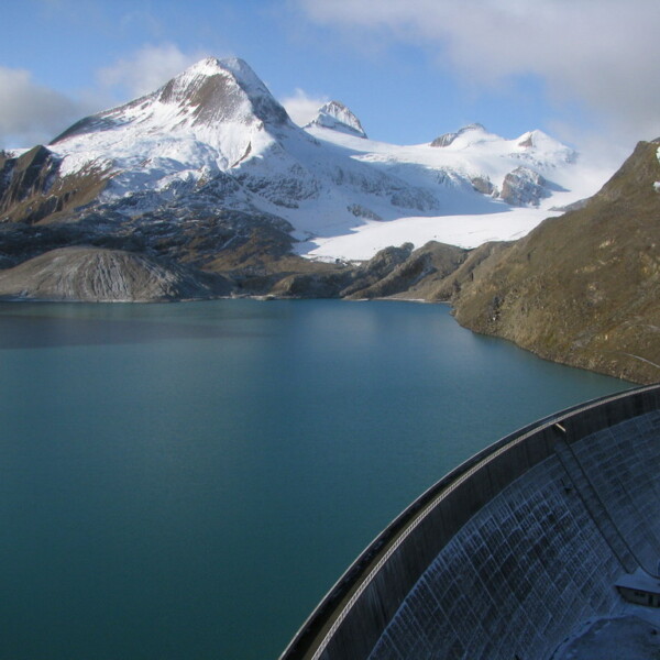 Griessee Stausee mit schneebedeckten Bergen im Hintergrund