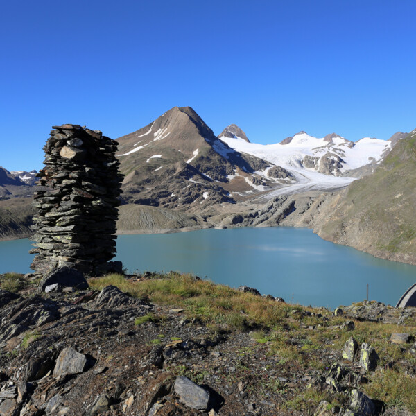 Griessee in den Schweizer Alpen mit Gletscher, Stausee und Steinmännchen