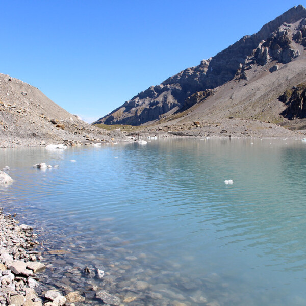 Griesslisee-See in den Schweizer Alpen mit Bergen und klarem, blauem Wasser.