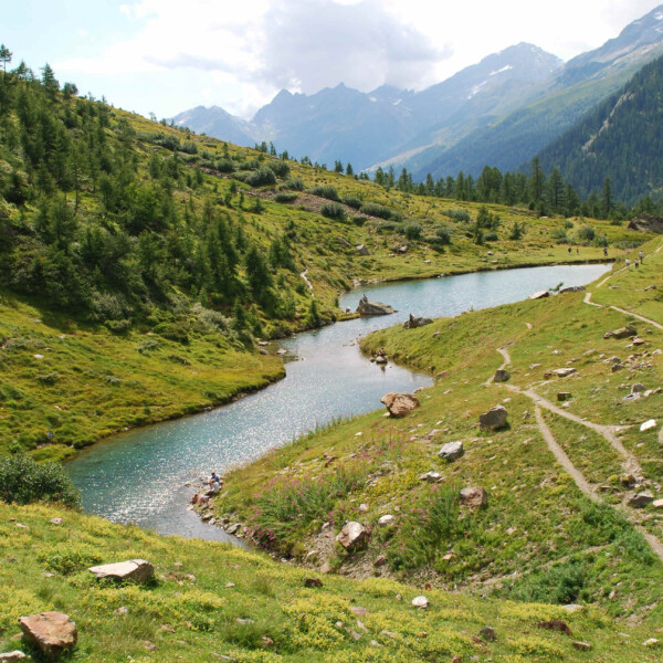 Grundsee: Malerischer Bergsee mit Wanderwegen und Alpenpanorama in den Alpen.