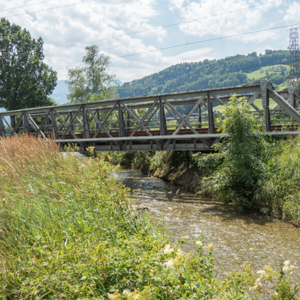 Gürbe-Brücke: Stahlbrücke über den Fluss, grüne Landschaft.