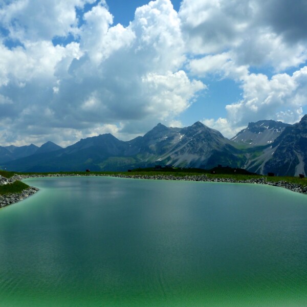Hintere Hütte Speichersee: Bergsee mit Alpenpanorama und blauem Himmel