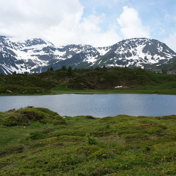 Hopschusee: Bergsee in den Alpen mit schneebedeckten Bergen im Hintergrund.