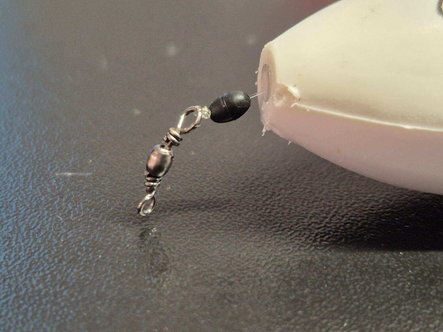 Sbirolino-Montage: Wirbel mit Perle an einem weißen Sbirolino zum Bergseefischen.