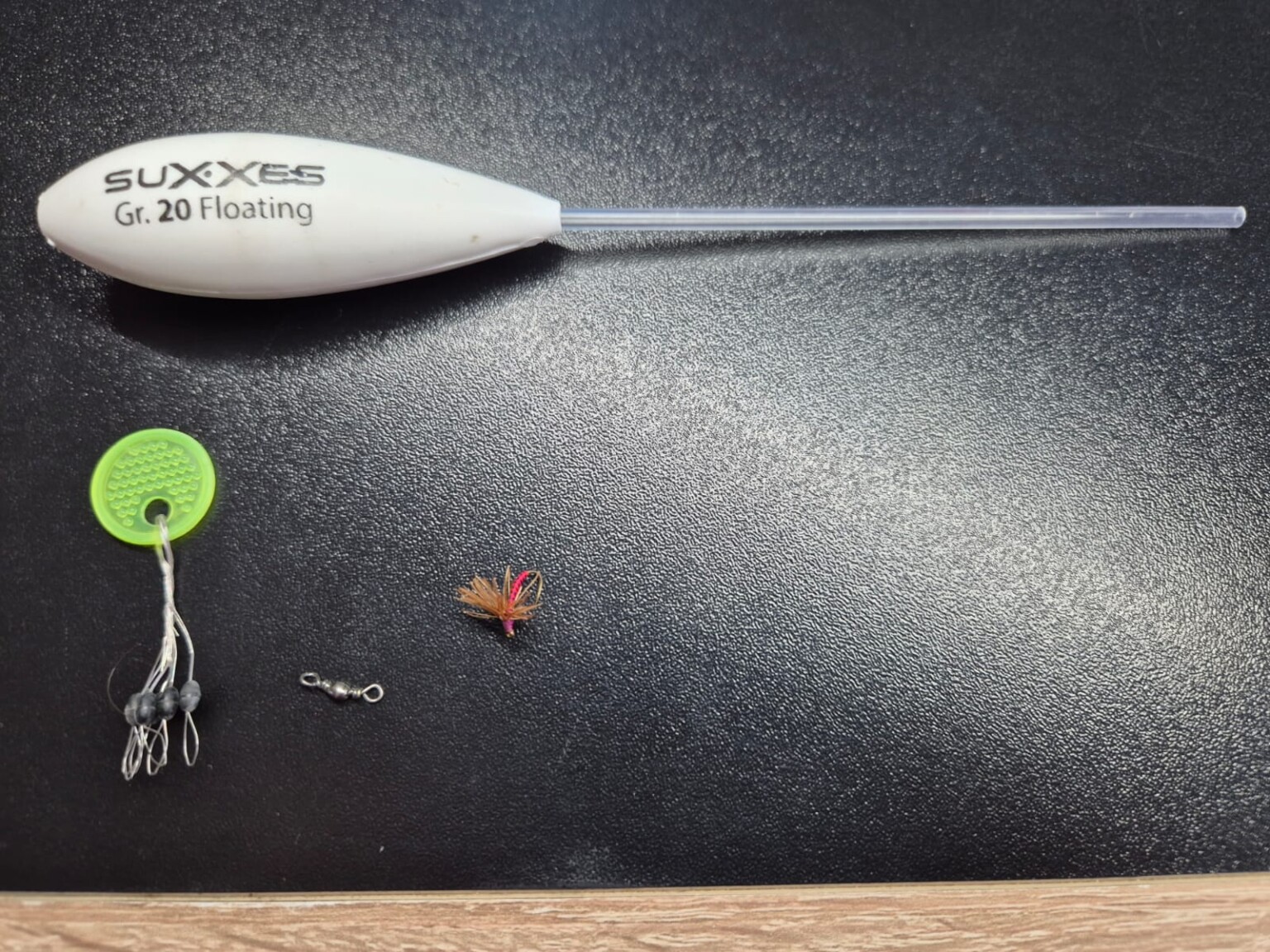 Sbirolino-Montage: Pose "SUXXES Gr. 20 Floating", Fliege, Wirbel und Bleie zum Bergseefischen.