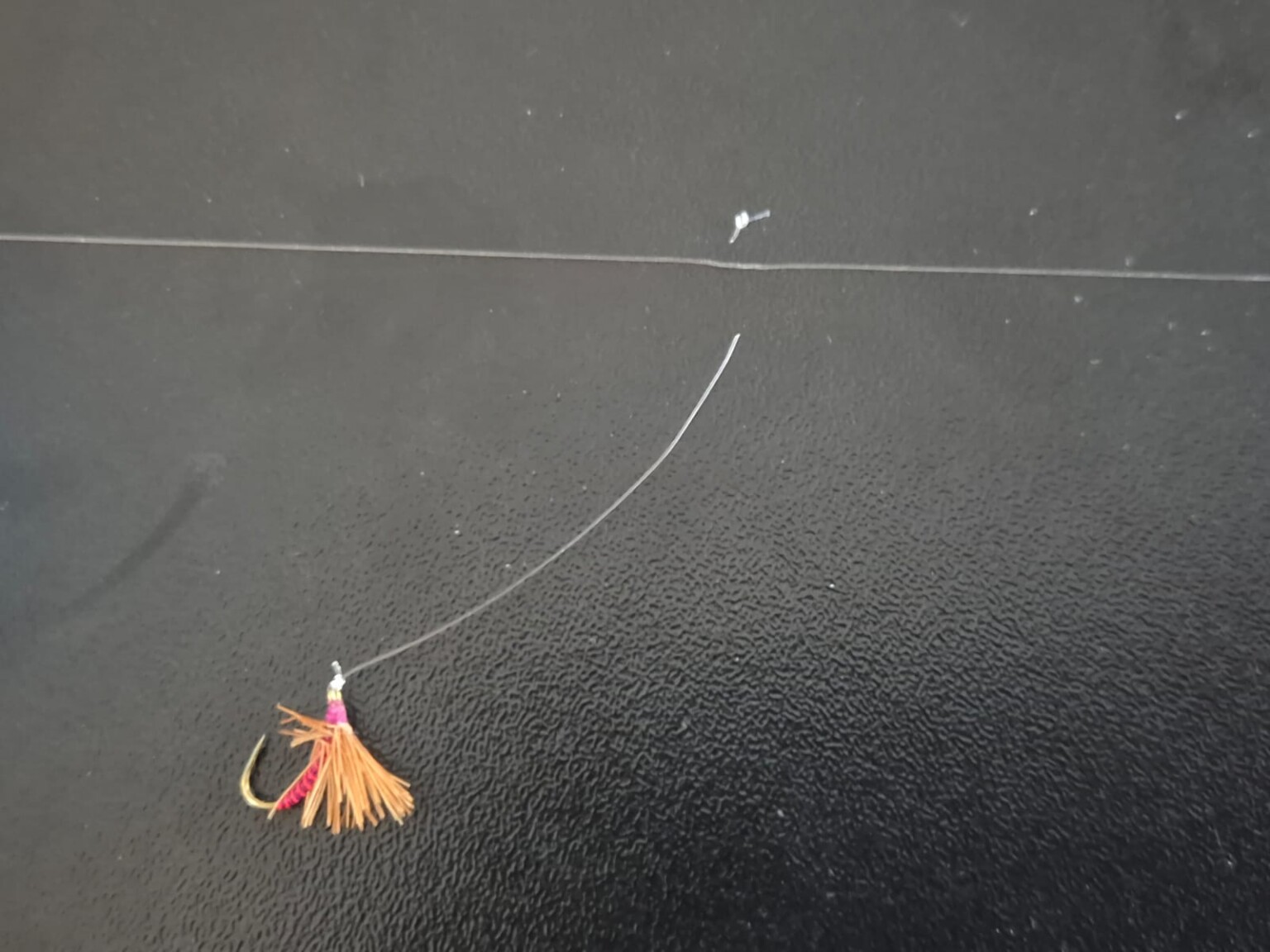 Sbirolino-Montage mit Haken und Maden für das Fischen am Bergsee.