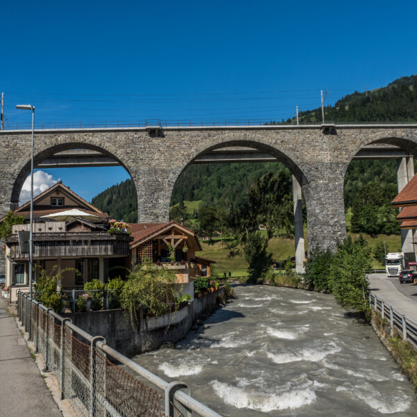 Kander-Viadukt: Steinbrücke über Fluss in Kander, Schweiz. Grüne Landschaft.