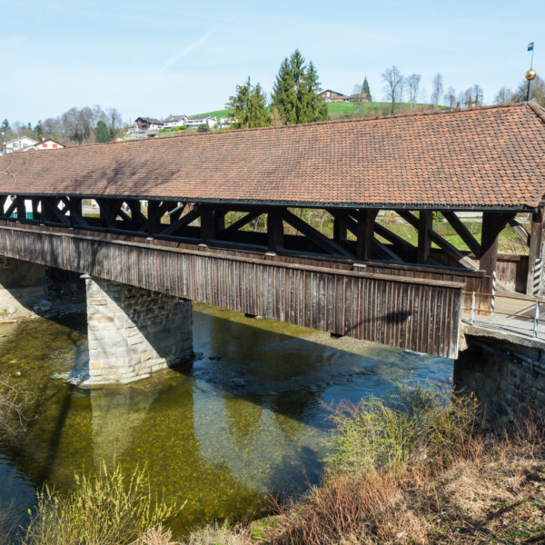 Gedeckte Holzbrücke über die Kleine Emme, Schweiz.