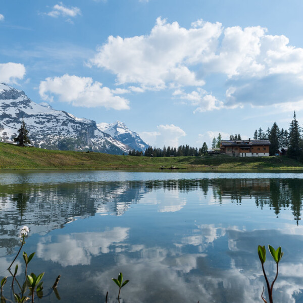 Lac Retaud Spiegelung mit Bergen und Wolken. Idyllische Schweizer Landschaft.