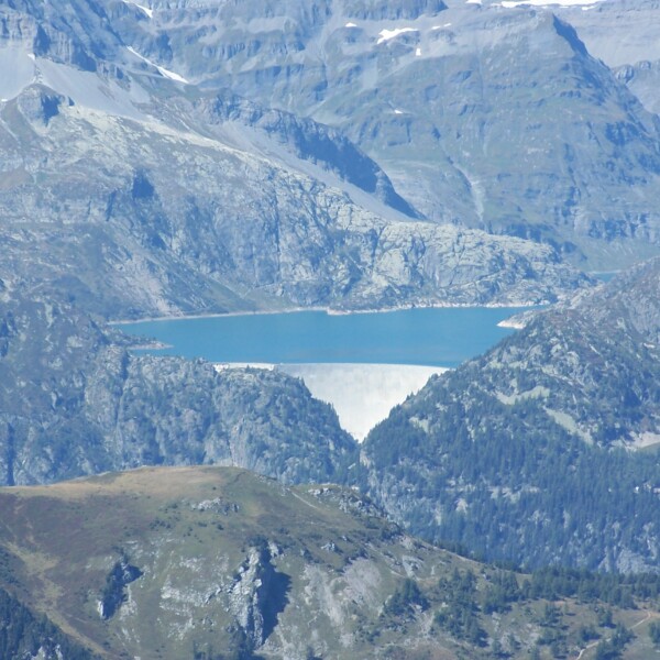 Lac d'Emosson mit Staumauer, eingebettet in alpine Berglandschaft in der Schweiz.