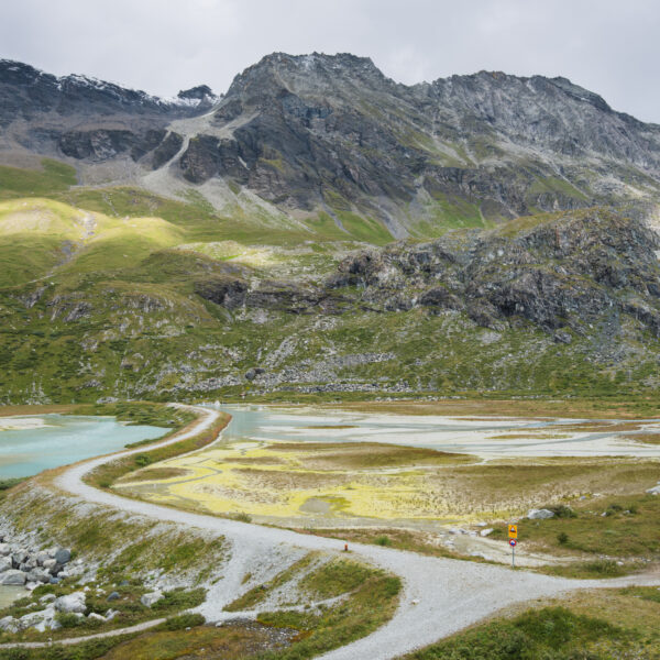 Lac de Châteaupré: Berglandschaft mit türkisfarbenem See und gewundenem Weg.