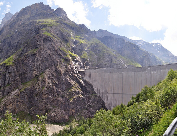 Lac de Mauvoisin: Panorama mit Staumauer, Bergen und Straße in der Schweiz.
