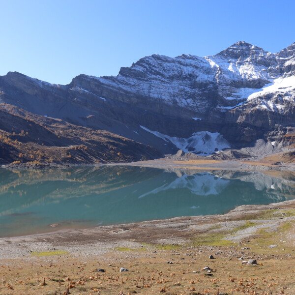 Lac de Salanfe: Bergsee mit Schneebergen und Spiegelung im klaren Wasser.