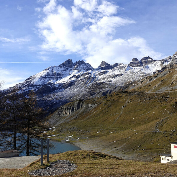 Lac de Salanfe mit schneebedeckten Bergen und blauem Himmel.