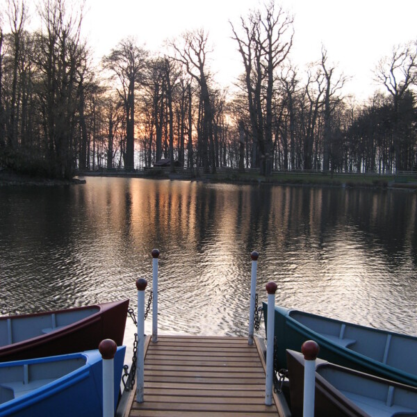 Boote am Steg am Lac de Sauvabelin im Abendlicht.
