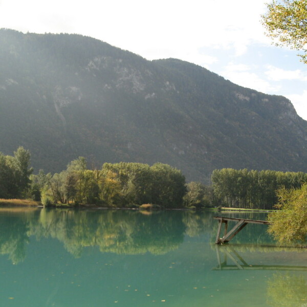 Lac de la Brèche: Ruhiger See mit Bergkulisse und grüner Vegetation.