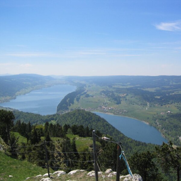 Lac des Brenets: Panorama des Sees und der umliegenden grünen Landschaft.