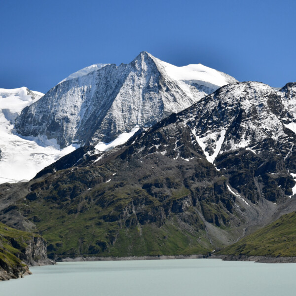 Lac des Dix mit schneebedeckten Bergen im Wallis, Schweiz.