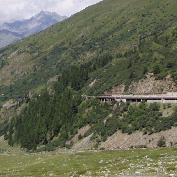 Lac des Toules mit Berglandschaft und Straße am Ufer. Malerische Alpenlandschaft.