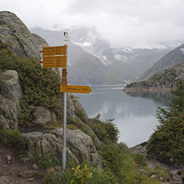Wanderwegweiser am Lac du Vieux Emosson, Schweiz. 