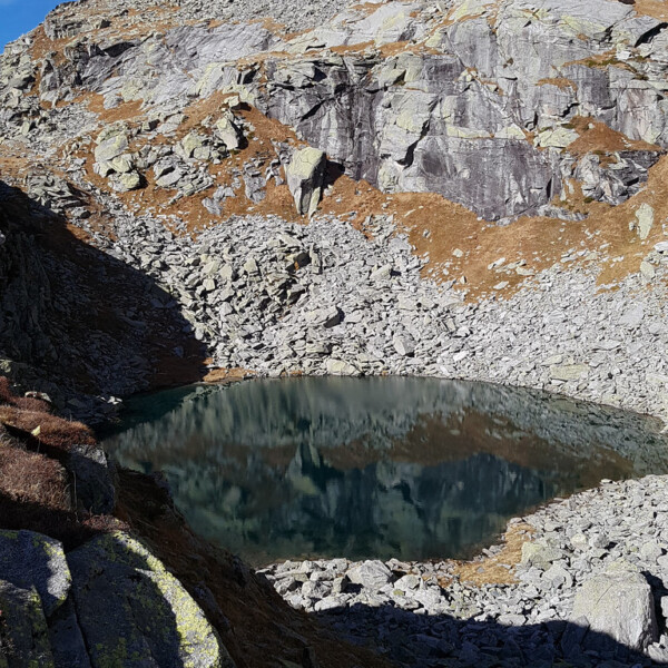 Lago Melo (Bosco): Bergsee umgeben von Felsen und Geröll im Tessin, Schweiz.