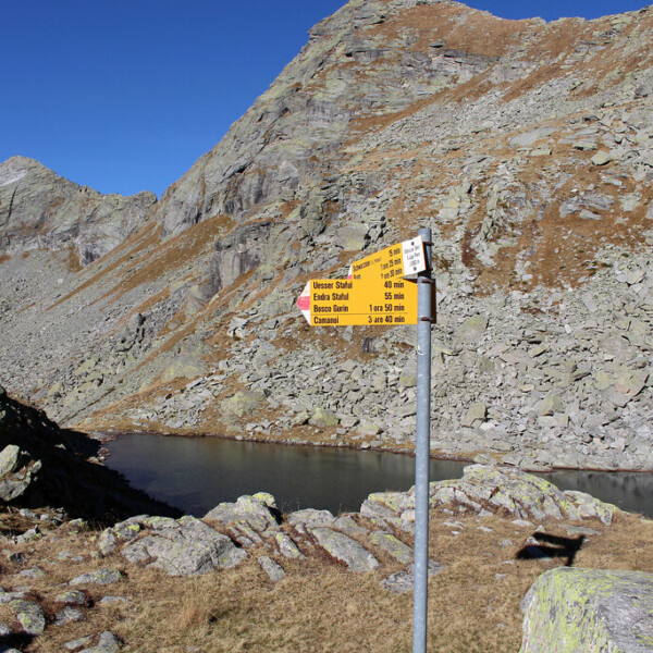 Lago Pero: Wanderwegweiser in den Schweizer Alpen mit Wegbeschreibungen.