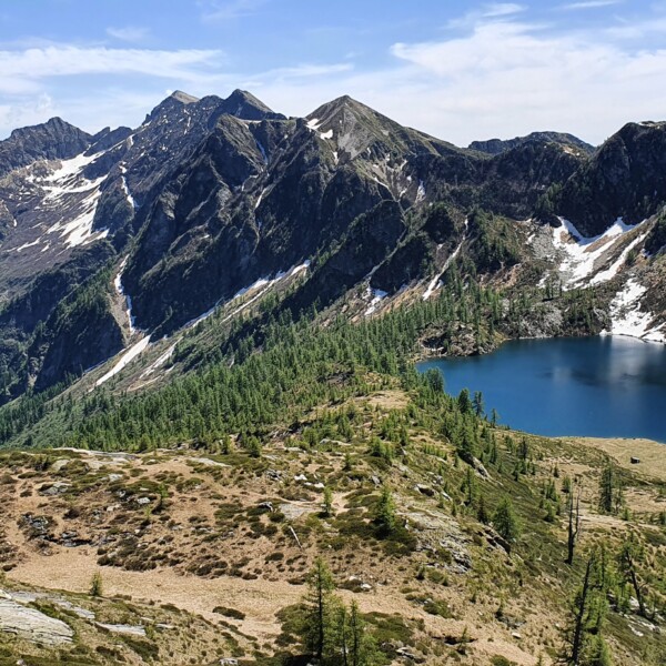 Lago d'Alzasca Gebirgssee mit schneebedeckten Gipfeln im Tessin, Schweiz.