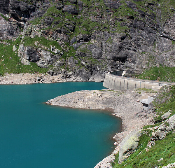Lago del Zött Stausee mit Staumauer in den Schweizer Alpen.