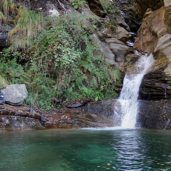 Wasserfall im Lago della Froda, Tessin. Klares Wasser im smaragdgrünen See.