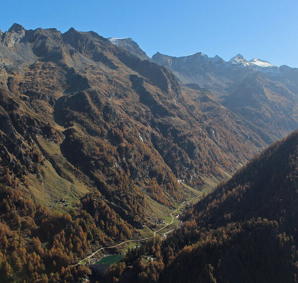 Lago di Carassina: Berglandschaft mit See und Herbstfärbung im Tessin, Schweiz.