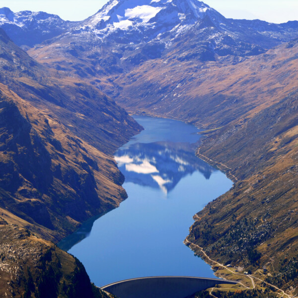 Lago di Lei: Stausee in den Bergen mit schneebedecktem Gipfel und blauen Wasser