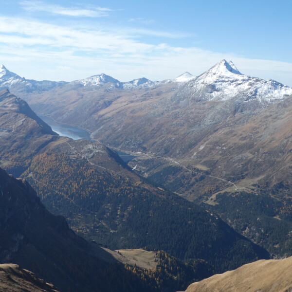 Lago di Lei: Panorama auf den Bergsee in den Alpen mit schneebedeckten Gipfeln.