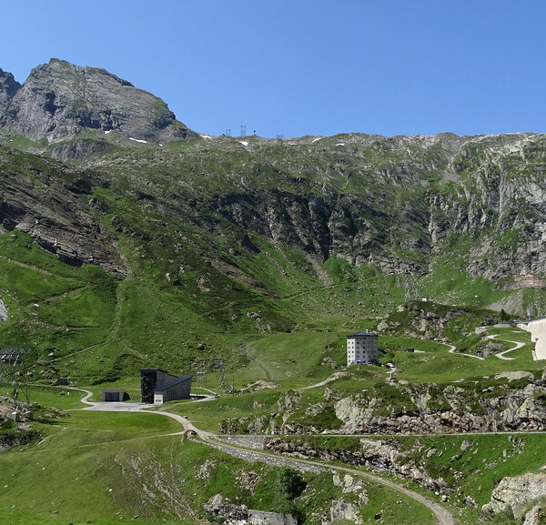 Lago di Robièi: Landschaft mit Stausee, Bergen und grüner Vegetation.